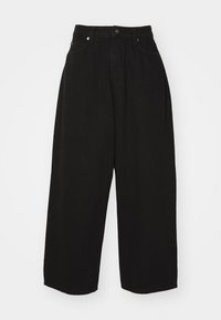 Černé široké kalhoty z denimu, s knoflíkovým zapínáním, poutky na opasek a dvěma bočními kapsami. Hladká textura s čistým zakončením.