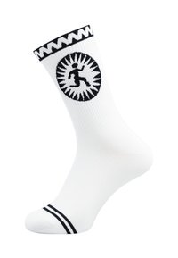 Weiße Socke mit schwarzem Zickzackmuster am Bündchen, schwarzem Kreisgrafik eines laufenden Menschen und zwei schwarzen Streifen in der Nähe der Zehen.