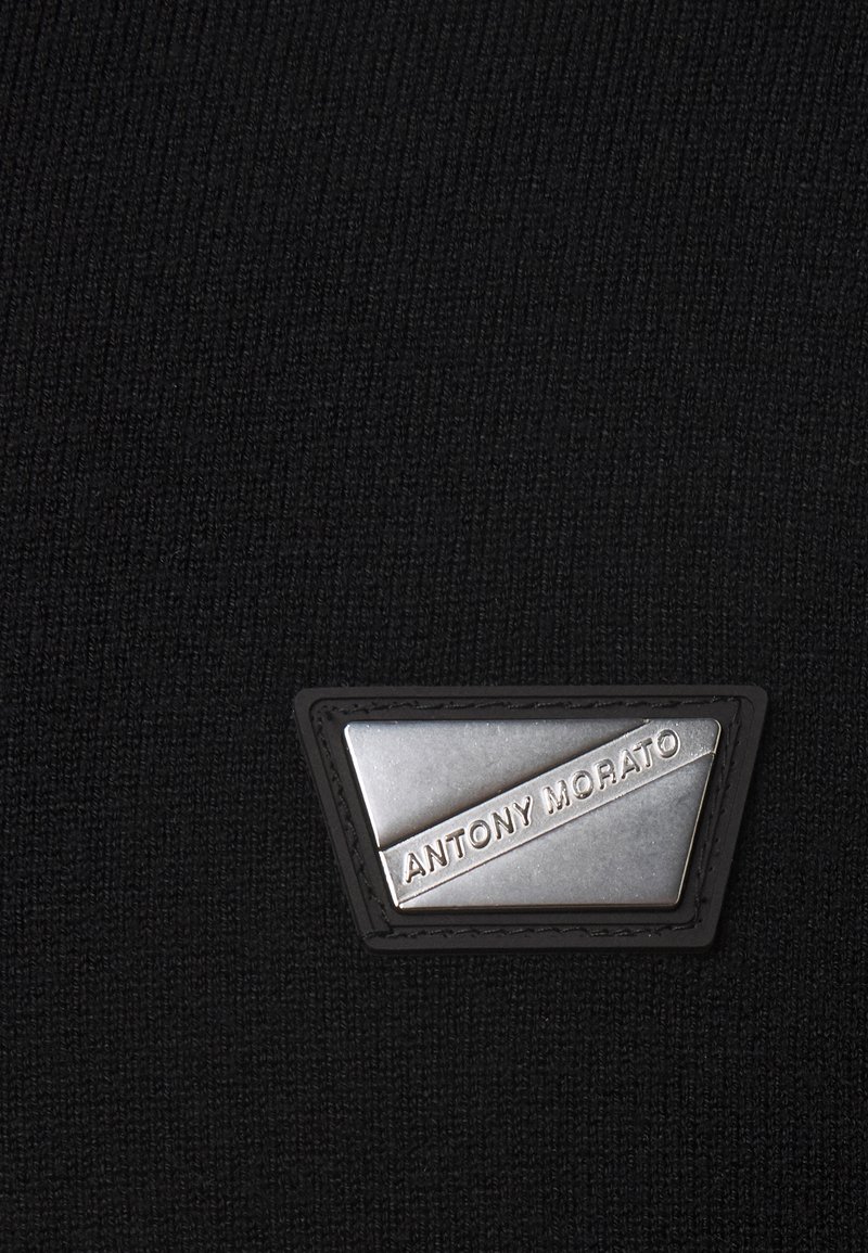 Herren Strickjacken | Antony Morato ROUND COLLAR WITH PLAQUETTE ON CHEST Strickpullover black/schwarz - RV47939 Herren Strickjacken | Antony Morato ROUND COLLAR WITH PLAQUETTE ON CHEST Strickpullover black/schwarz - RV47939