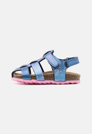 Blauwe synthetische sandaaltjes met roze rubberen zolen. Kenmerken zijn gekruiste bandjes en speelse ster- en regenboogpatronen op de bovenkant. Verstelbare bandjes.