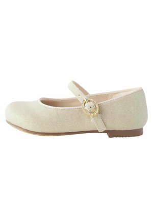 Ballerine beige scintillante à bout arrondi, avec une sangle sur le cou-de-pied et une boucle dorée ornée de bijoux.