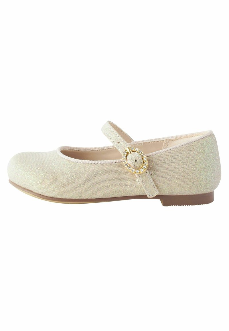 Ballerine beige scintillante à bout arrondi, avec une sangle sur le cou-de-pied et une boucle dorée ornée de bijoux.