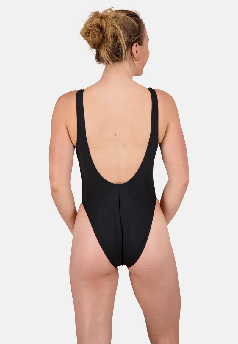 Czarny jednoczęściowy strój kąpielowy z szerokimi ramiączkami, niskim dekoltem na plecach i wysokimi wycięciami nogawki. Gładka tekstura, minimalistyczny design i brak widocznych wzorów.