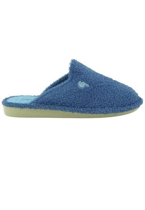 Zapatilla azul difusa con una textura suave, parte trasera abierta y un forro interior de color azul claro. Presenta un pequeño logo en el lateral y una suela plana.