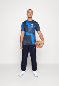 Nike Performance NIKE ACADEMY23 TRACK PANTS - Træningsbukser - obsidian/obsidian/white