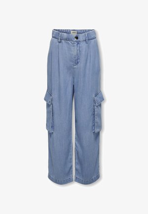 Pantalon cargo large bleu clair avec taille élastique, bouton devant, passants de ceinture et poches à rabat sur les deux cuisses.
