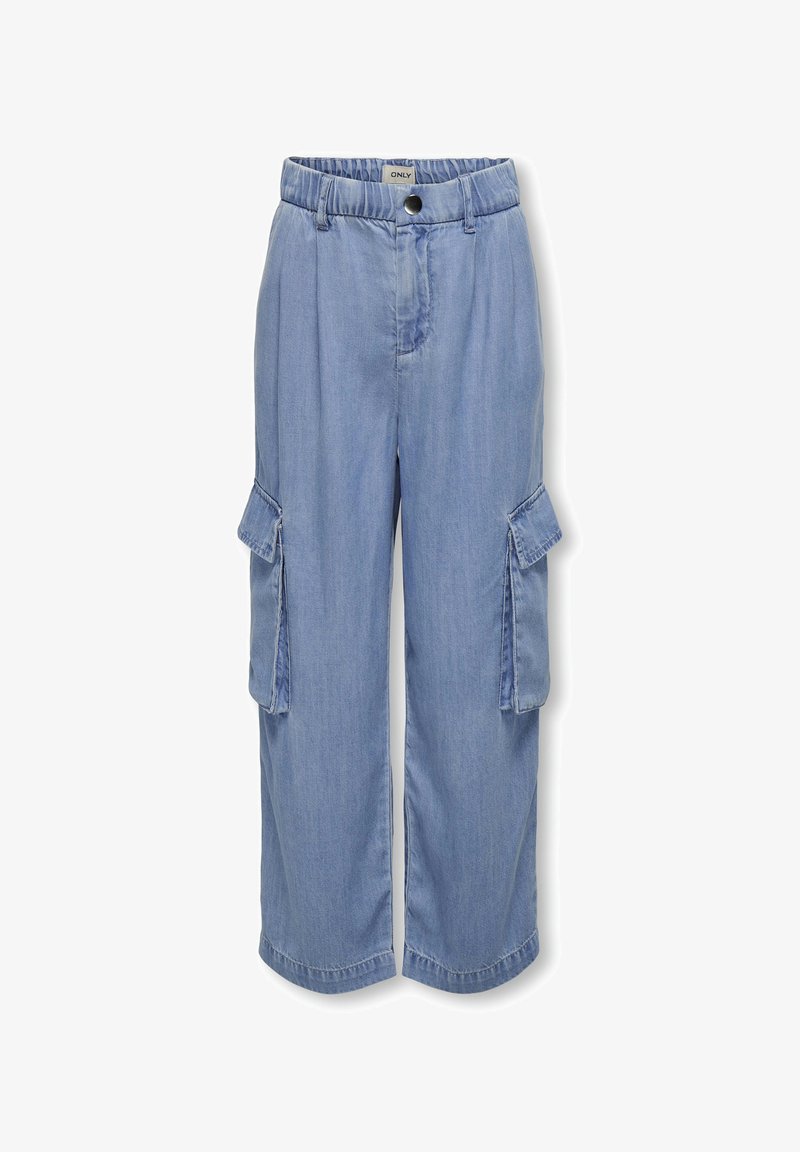 Pantalon cargo large bleu clair avec taille élastique, bouton devant, passants de ceinture et poches à rabat sur les deux cuisses.