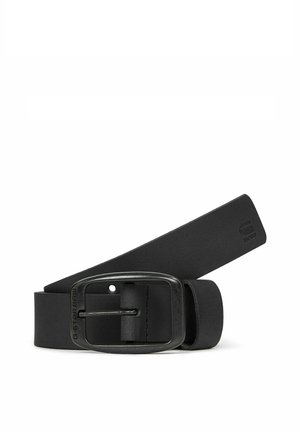 Ceinture en cuir noire avec une boucle métallique rectangulaire mate et un petit logo embossé près de l'extrémité de la sangle.
