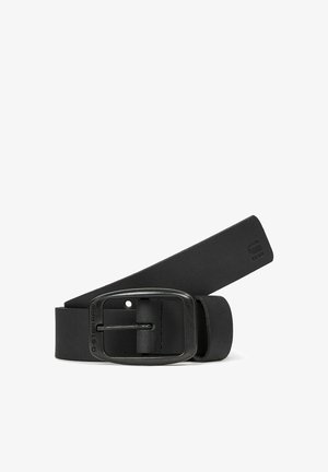 Ceinture en cuir noire avec une boucle métallique rectangulaire mate et un petit logo embossé près de l'extrémité de la sangle.