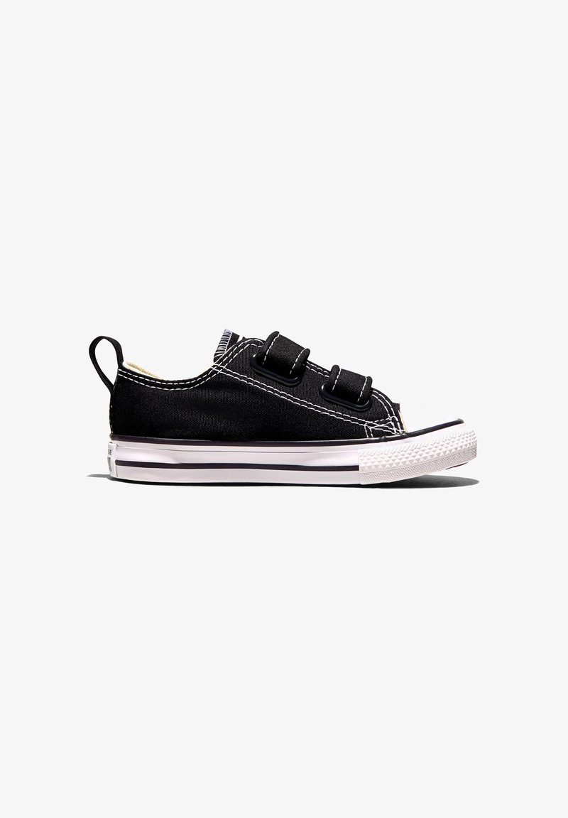 Scarpa da ginnastica bassa nera con punta in gomma bianca, due cinturini in velcro, cuciture bianche, linguetta posteriore e suola bianca con strisce nere.