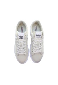 Sneaker beige con una toma superiore in pelle liscia, accenti in rete, lacci bianchi e suole in gomma; etichetta con logo sulla linguetta e sul lato.
