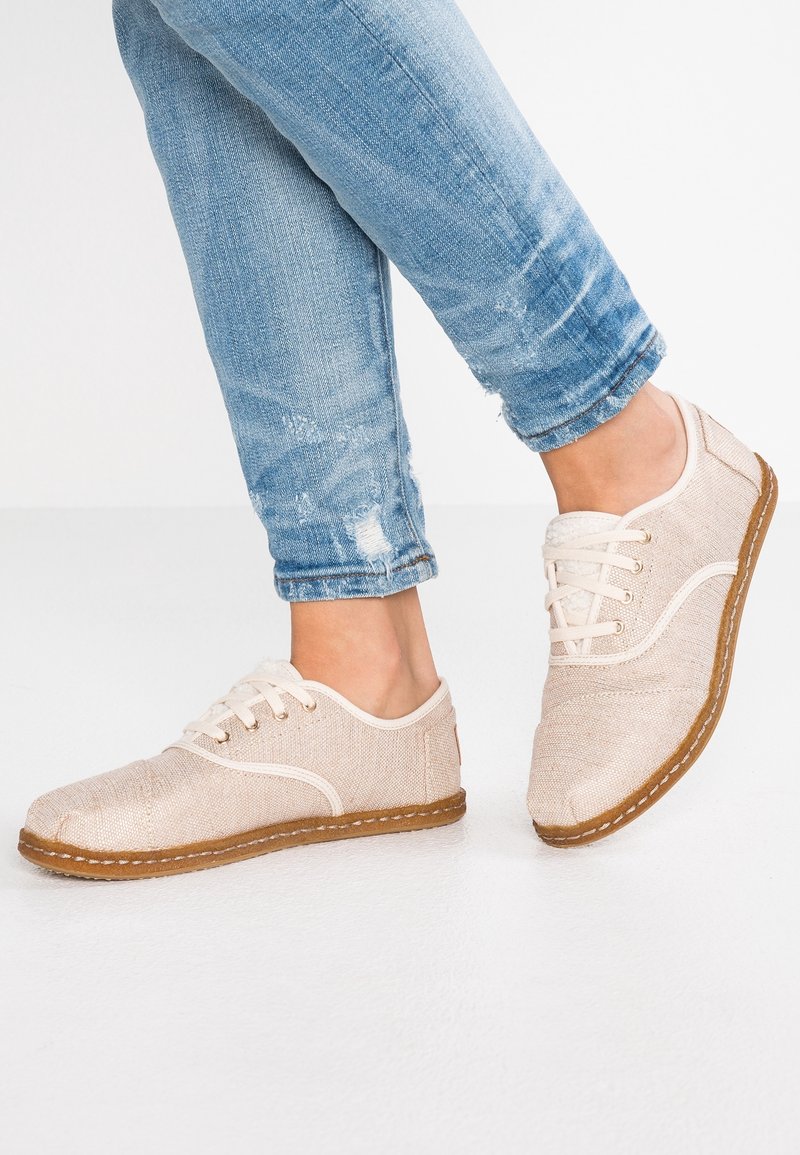 TOMS Chaussures à lacets - beige
