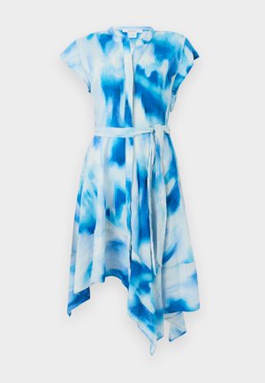 Sinivalkokuvioinen lyhythihainen mekko, jossa vyötäröllä vyö ja epäsymmetrinen helma.