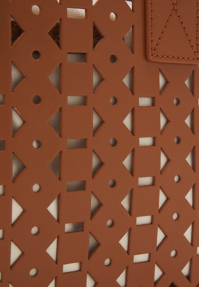 sandro LITTLE KASBAH SET - Kabelka - marron