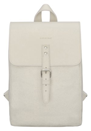 Mochila color crema con cuerpo de tela y solapa de cuero que cuenta con una correa central con hebilla y asa superior para llevar.