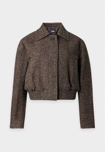 Veste courte marron en mélange laine à chevrons avec col, fermeture par un bouton, taille élastiquée et manches longues par BOSS.