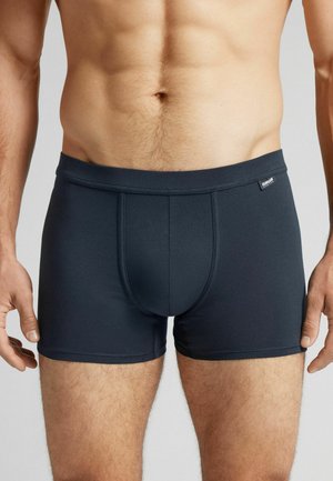 Dunkelgraue Boxershorts aus dehnbarem Stoff, mit einem unterstützenden Frontbeutel und einem glatten Bund mit einem Etikett.