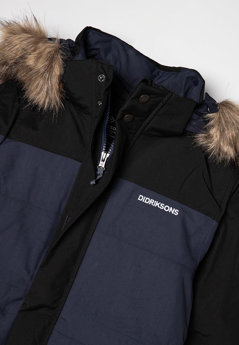 Marinblå och svart parka-jacka med pälsklädd huva, dragkedjestängning och Didriksons-logotyp; tillverkad av strukturerat, väderbeständigt material.
