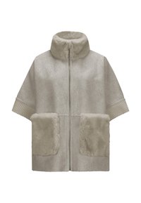 Beige übergroße Jacke mit hohem Kragen, strukturiertem Fischgrätmuster, samtigen Pelztaschen und gerippten Ärmelbündchen. Mit Reißverschluss vorne.