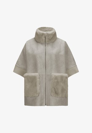 Beige übergroße Jacke mit hohem Kragen, strukturiertem Fischgrätmuster, samtigen Pelztaschen und gerippten Ärmelbündchen. Mit Reißverschluss vorne.