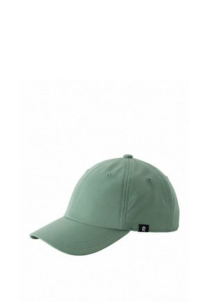 Cappellino da baseball verde chiaro con visiera curva e piccola etichetta nera con logo bianco sul lato, mostrato su sfondo bianco.