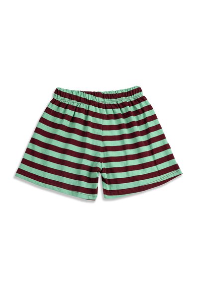 Shorts pour enfants à taille élastique avec des rayures horizontales vertes et bordeaux, posés à plat sur un fond blanc.