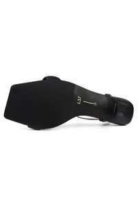Semelle de sandale pour femme noire avec une semelle texturée antidérapante, bout carré et talon, indiquant la taille 37 et le code de la marque L37 en lettres dorées.