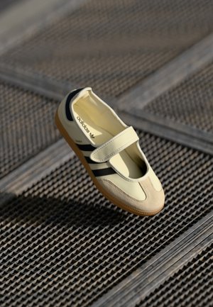 adidas Originals SAMBA JANE - Balerinos tipo bateliai su dirželiu ties kulkšnimi - cream white/core black