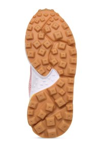 Semelle de chaussure avec une surface en caoutchouc texturée, présentant une base marron clair et des crampons de forme carrée pour une meilleure traction. Des accents blancs et roses sont présents.