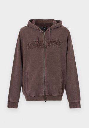 Brun hettegenser med glidelås, strukturert stoff, frontlommer, snorrelue og brodert kursiv tekst over brystet.