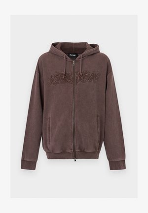 Brun hettegenser med glidelås, strukturert stoff, frontlommer, snorrelue og brodert kursiv tekst over brystet.