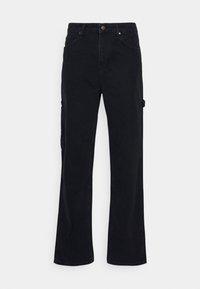 Czarne spodnie cargo wykonane z bawełny. Posiadają wiele kieszeni, zapięcie na guziki oraz prosty krój nogawek z lekkim rozszerzeniem u dołu.