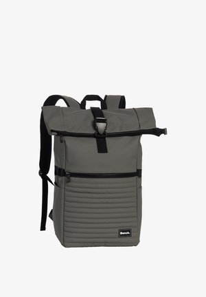 Grijze rugzak met rolklep, zwarte gesp, voorvak met rits, gewatteerde bodem, zijvakken en zwarte schouderriemen met het label "Bench."