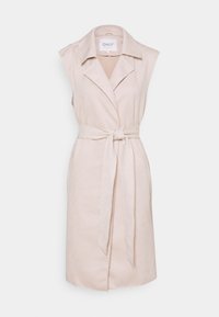 Beżowy, bezrękawnik płaszcza trenczowego z kołnierzem, taliowany paskiem i bocznymi kieszeniami, wykonany z miękkiego, zamszopodobnego materiału. Gładka faktura, minimalistyczny design.