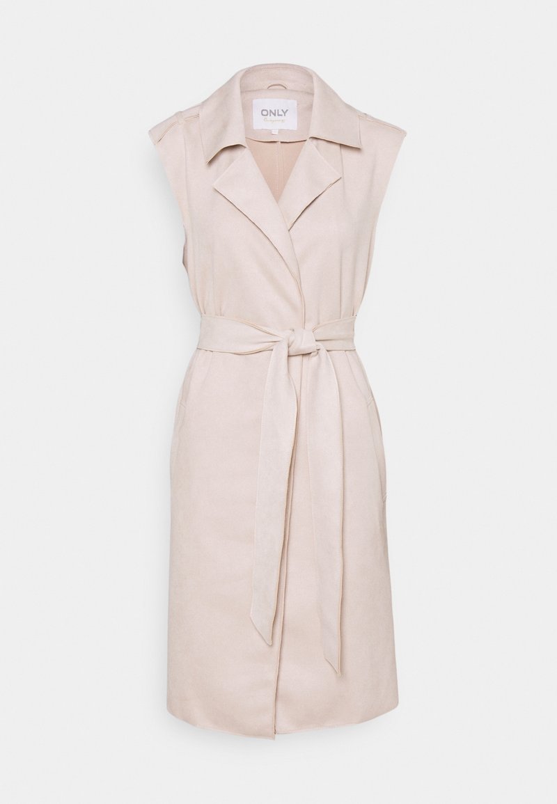 Beżowy, bezrękawnik płaszcza trenczowego z kołnierzem, taliowany paskiem i bocznymi kieszeniami, wykonany z miękkiego, zamszopodobnego materiału. Gładka faktura, minimalistyczny design.