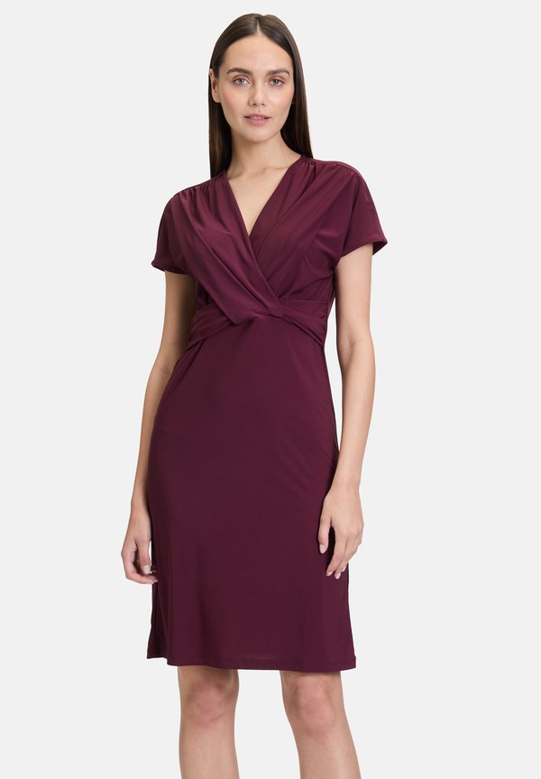 MIT RAFFUNG - Jerseykleid - dark aubergine