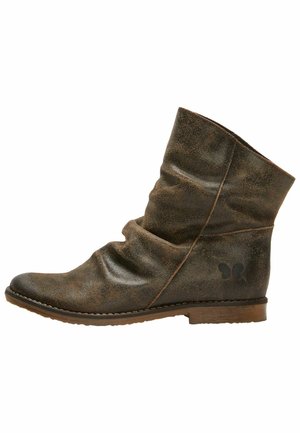 Brązowy skórzany botek za kostkę o luźnym kroju, z delikatną fakturą, okrągłym noskiem i płaską podeszwą z małym logo na pięcie.