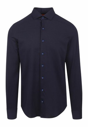 Dunkel marineblaues Hemd mit langen Ärmeln, spitzem Kragen und blauen Knöpfen auf der Vorderseite.