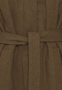 Brun uldfrakke bundet i taljen med et matchende bælte af samme stof, der viser tekstur og syningsdetaljer.