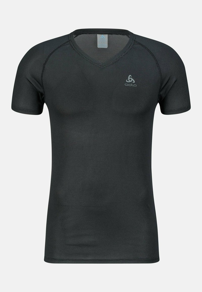 Czarna koszulka z krótkim rękawem i dekoltem w serek, wykonana z teksturowanej tkaniny odprowadzającej wilgoć. Posiada małe logo po lewej stronie u góry.