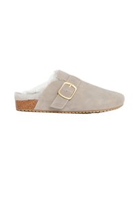Scarpa slip-on in suede beige con morbida fodera interna, un accento di fibbia dorata e una suola in sughero texturizzata. Esterno liscio con punta arrotondata.