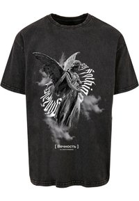 Sort denim t-shirt med et centralt engelmotiv med vinger, omgivet af skymønstre og teksten „[ Вечность ]“ i hvid.
