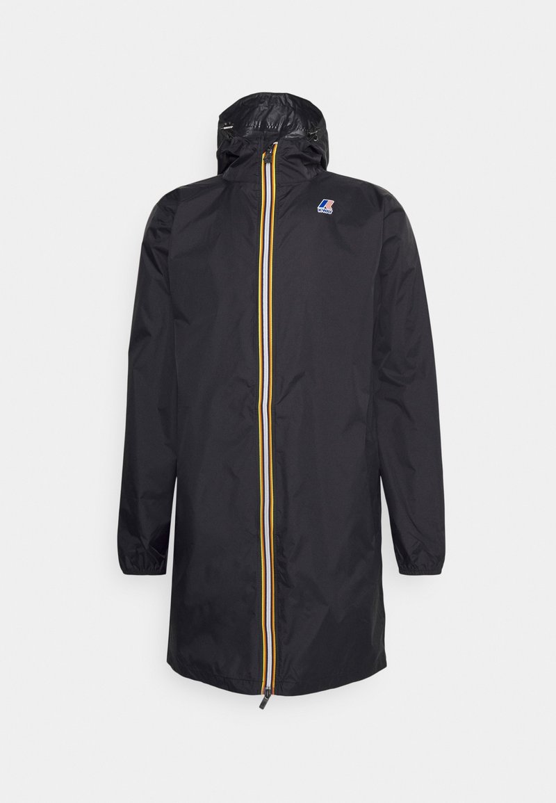 Veste de pluie longue noire avec capuche, fermeture éclair avant avec bordure jaune et blanche, et petit logo bleu, blanc et rouge sur la poitrine.