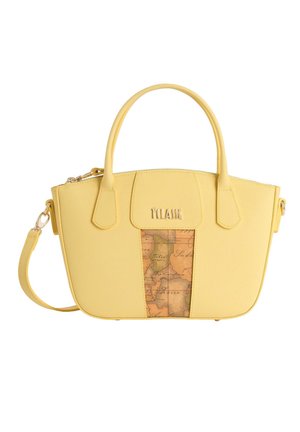 Borsa gialla con due manici superiori, una tracolla rimovibile e un pannello frontale con design di una mappa vintage e logo del marchio metallico.