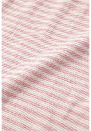 Zachte stof met horizontale roze en witte dunne strepen en een geribbelde textuur, close-up weergegeven met zachte plooien.
