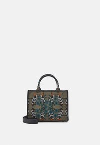 Tote bag med en rektangulær form, der har et tekstildesign med fugle og blomster i blå, orange og sort på en grøn baggrund. Sorte håndtag og rem.
