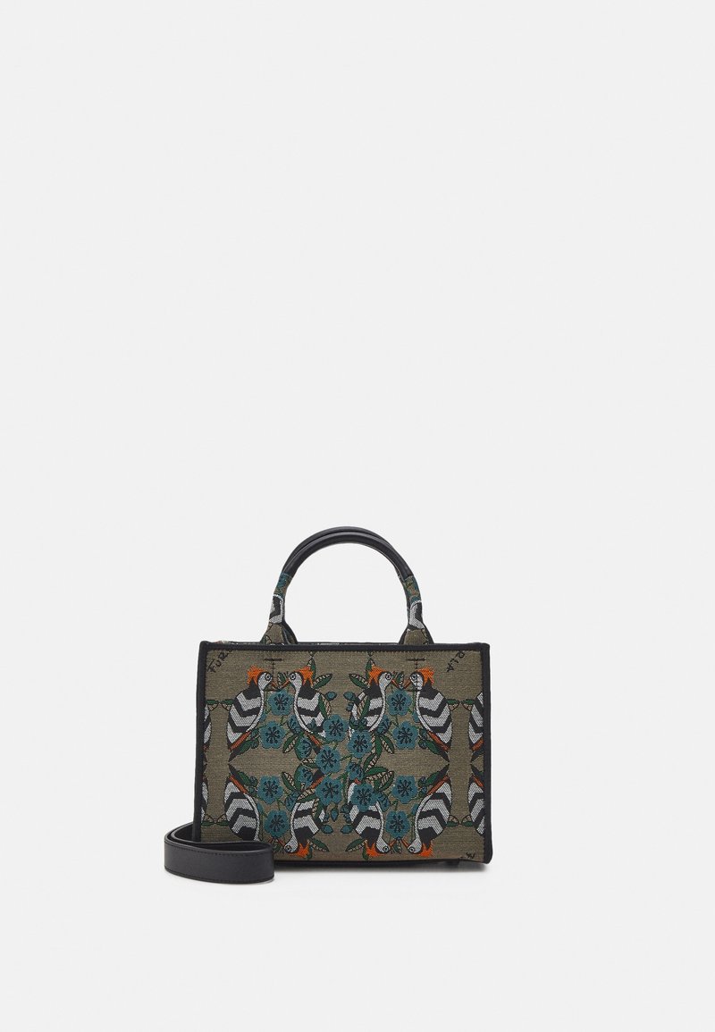 Tote bag med en rektangulær form, der har et tekstildesign med fugle og blomster i blå, orange og sort på en grøn baggrund. Sorte håndtag og rem.