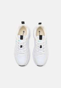 Hvite treningssneakers med et strukturert mesh-overdel, svarte snøring og turkise detaljer. Har en løkk for enkel påkledning bak på hælen.