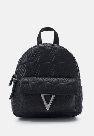 Musta tikattu nahkainen reppu, jossa geometrinen "V"-kuvio, etutasku hopeisella "V"-lukolla, vetoketjukiinnitys ja yläkahva.