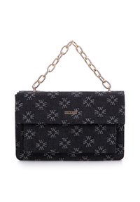 Borsa a mano in tessuto nero con motivo floreale, manico a catena dorata e chiusura a pattina magnetica. Presenta una placca con logo sul davanti.